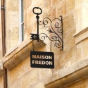 Dans un tr&egrave;s bel immeuble du XVIIIe si&egrave;cle enti&egrave;rement r&eacute;nov&eacute;, la &laquo; Maison Fredon &raquo; vous accueille dans un des vieux quartiers de Bordeaux non loin du centre ville.

Elle vous propose cinq chambres dont la d&eacute;coration, allie le classique dune demeure bourgeoise Bordelaise avec de beaux volumes, de hauts plafonds &agrave; la Fran&ccedil;aise et de magnifiques chemin&eacute;es &agrave; une d&eacute;coration contemporaine.


<a href="http://iquartiers.com/site/la-tupina/">La Tupina</a> - <a href="http://iquartiers.com/site/cafe-tupina/">Caf&eacute; Tupina</a> - <a href="http://iquartiers.com/site/kuzina/">Kuzina</a> - <a href="http://iquartiers.com/site/le-bar-cave/">Le Bar-Cave</a> - <a href="http://iquartiers.com/site/le-comestible/">Le Comestible</a> - <a href="http://iquartiers.com/site/maison-fredon/">Maison Frodon</a>